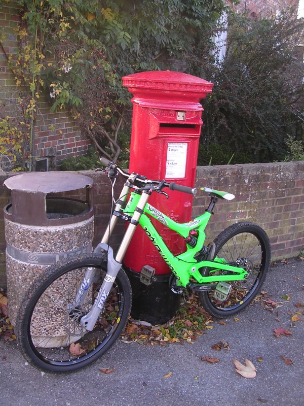 Damn you royal mail and your  your postal strike!......2008 Commencal supreme DH superteam