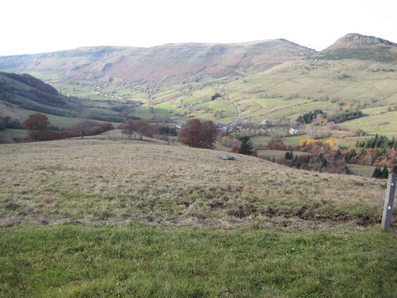Randonnée de Récusset (alt. 1044m) au Puy Violent (alt. 1592m) puis retour par Lesmaronies (alt.980m): vue sur Récusset et la vallée de la Maronne.