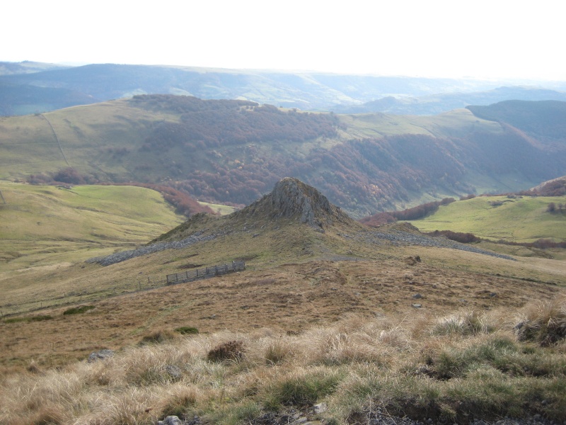 Randonnée de Récusset (alt. 1044m) au Puy Violent (alt. 1592m) puis retour par Lesmaronies (alt.980m): vue, à partir du Puy Violent, sur la vallé de Malrieu/Vielmur, et derrière, la vallée de l'Aspre
