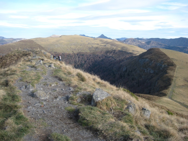 Randonnée de Récusset (alt. 1044m) au Puy Violent (alt. 1592m) puis retour par Lesmaronies (alt. 980m): vue sur le Puy Mary (alt. 1783m), à partir du sommet du Puy Violent.
