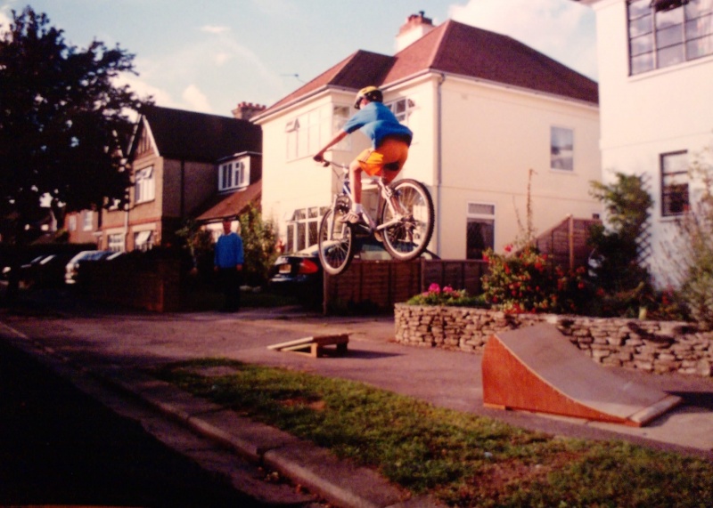 1st homemade jump... si rockin' the ever so classic saracen N-zyme that's still too big to jump!
(around 1998)