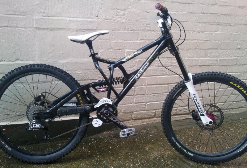 My 24Seven DH3 with its new saint cranks n E13 chainguide fitted...