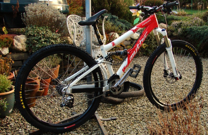 My Rampant in Winter/DH mode, High rollers, bigger seatpost, XT front brake and gears back on. 24/12/2009.