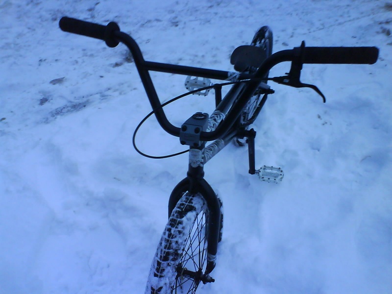 my new bike in snow with new v12 pedals