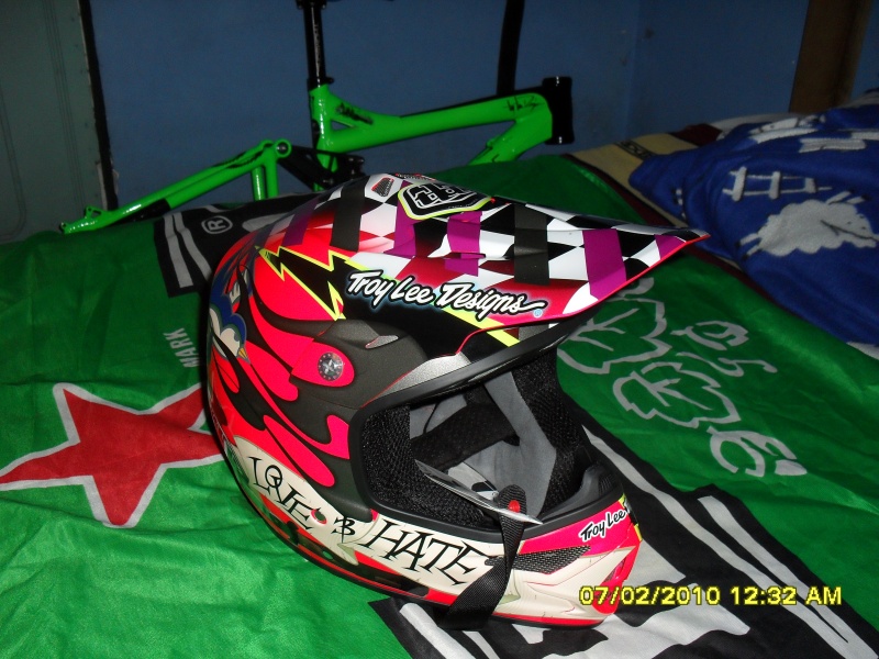 Vendo barato casco nuevo, modelo 2010 Air Helmet Love/Hate Pink talla medium info 3147379174 msn petebike@hotmail.com