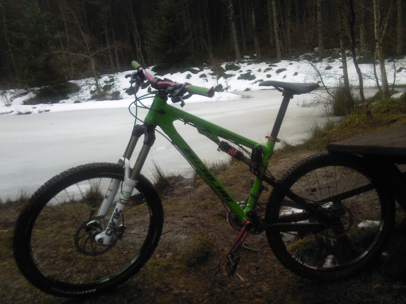 by the pond at fochabers..

some nice pimpy red parts appearing..

raceface atlas cranks
raceface atlas bars
new lizzard skin grips with cutom gravitysports clamps