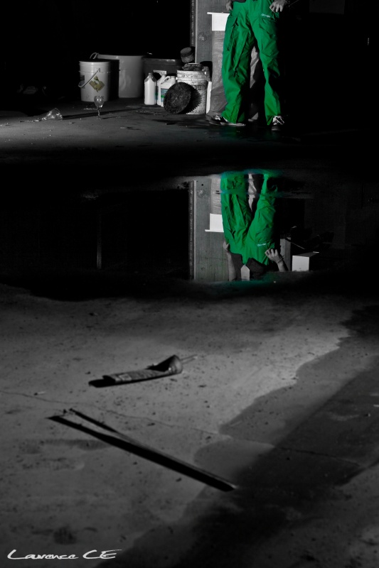 Self portrait with the colour select on my green pants - Laurence CE - www.laurence-ce.com