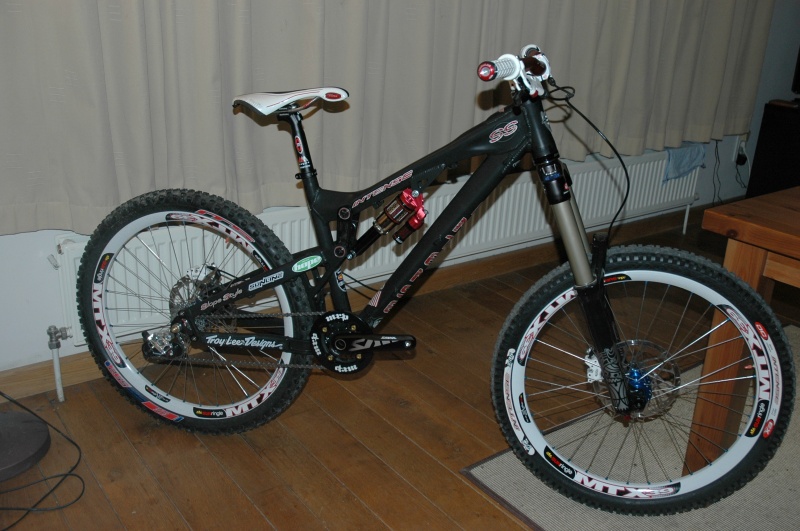 My new slopestyle.
Just waiting for my new wheels and my magura marta sl disc brakes.