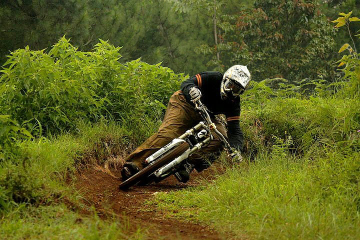 hope the indonesian punishment for stealing cars isnt that hard :(
original shot: http://www.pinkbike.com/photo/4649513
[@germo: i'll immediately take the pic out, if u don't like my edit. btw: your pic rocks anyway! :)]