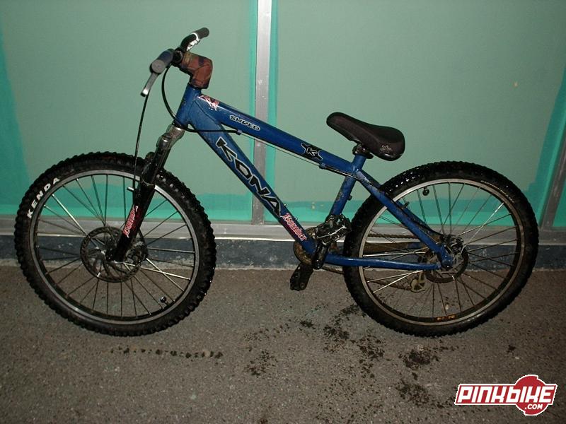 2004 Kona Shred, 8" hayes mech. front disk, shamano 6" rear disk, serfas grips, kenda kollosal stick-e front tire, axiom motocross bar, camo nut protecter, funn rear brake lever, front lever off a norco 125, k-nine bash gaurd and 8 ball valve covers