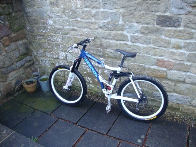 just washed my bike so decided to put some pics up cos i aint got any up with the newish rims yet :D