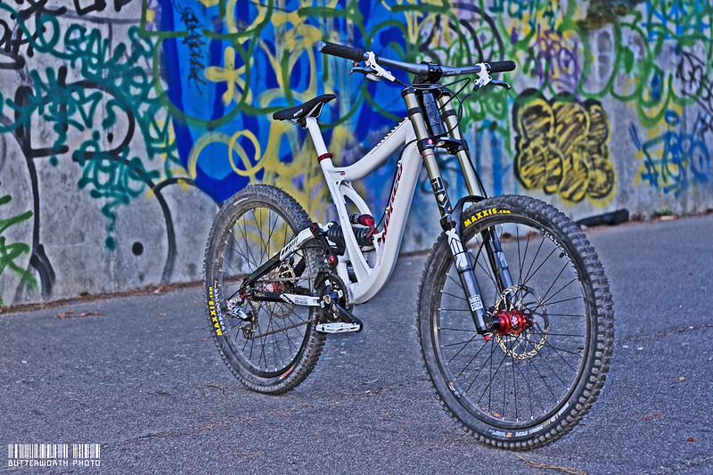 My new whip! 2010 Norco DH. Boxxer wc internals coming. 40lbs. Kewl beans.