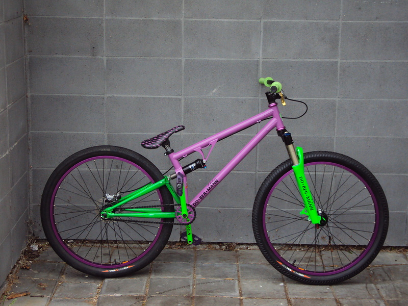 The Latest Le Pink to issue from Oak Bay Bikes.
"the Joker"
-29.5 lbs
-Pargyle, Alienation/DMR wheelset, Snafu Cranks, KHE tires, further specs on request.
