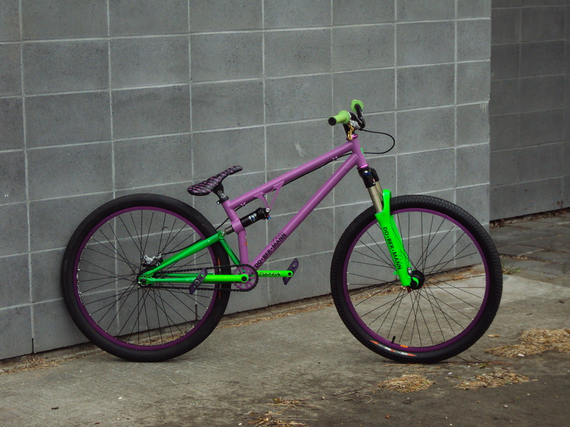 The Latest Le Pink to issue from Oak Bay Bikes.
"the Joker"
-29.5 lbs
-Pargyle, Alienation/DMR wheelset, Snafu Cranks, KHE tires, further specs on request.