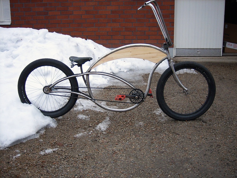 I gathered some leftovers from old projects and made a bike from them. Still don't know what kind of an bar I'm gonna use.
