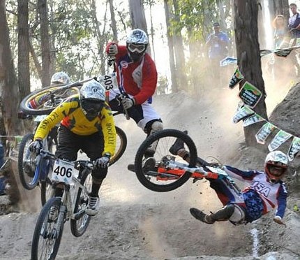 photo courtesy of canadiancyclist ( i did not take this photo, i found it online, so i put it on pinkbike cuz it is sick!) the 4x in the panamerican games. american rider going down and kike genova (red, and from chile) in the air missing him! suprisingly he lands it!