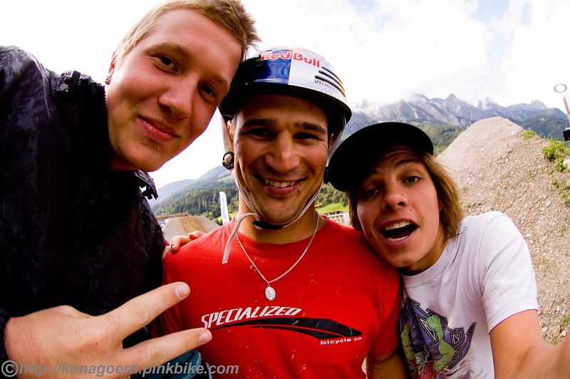 That´s a perfect example how fisheyelenses can make you look like a noob! 3 ugly guys here, probably Sebastian will hate his face the most, looking like a stoned cow and will probably kill me for uploading this, but these other two strange dudes don´t looking any better.
Meeting Bearclaw at 26trix 09 in Leogang, Austria