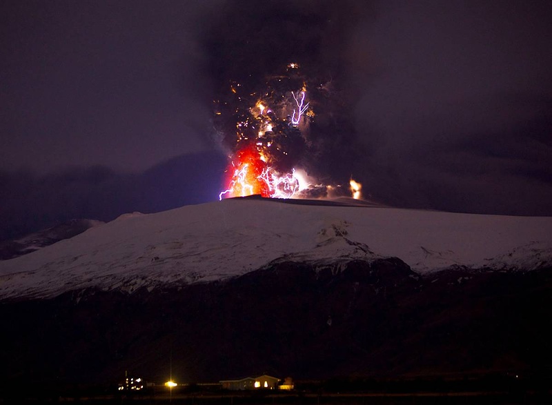 "Dirty volcano" Yes that is lightning in an erupting volcano.
