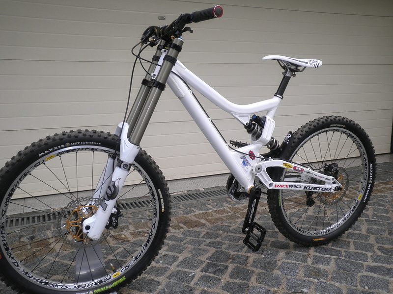 Custom tuned Commençal Supreme DH '08, white sticker covering the graphics: 17,290 kgs!
