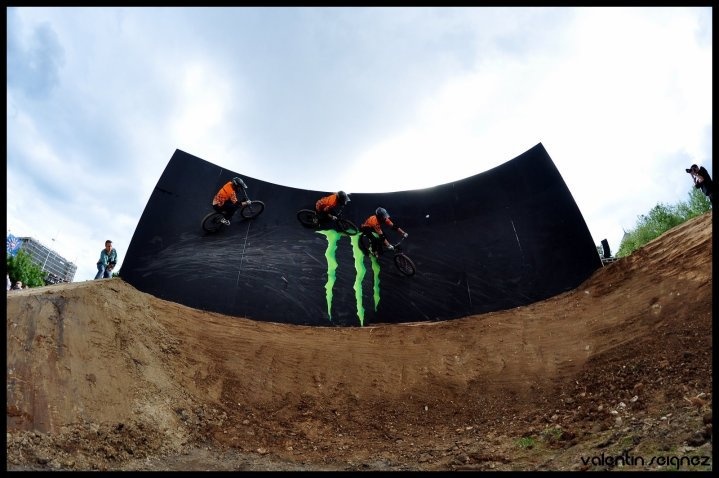 Wall ride sequence, photo by Valentin Seignez