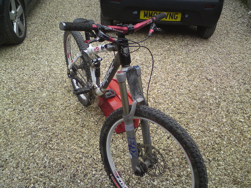 Updates: Raceface Stlas FR bars in red; 170mm SLX Double and Bash Cranks; red Hope seatclamp. And a ghetto innertube mudguard :)
