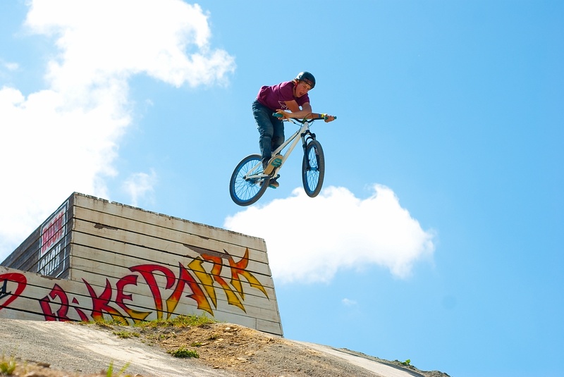 His best tricks there: backflip no hand, 360-barspin to one hand x-up, backflip x-up, double barspin, super-tailwhip, quarter no hand to barspin. dartmoor-bikes.com