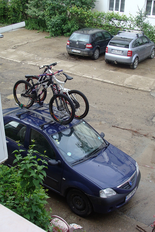 Photo taked from my window. Specizlied Demo 8 with marzocchi 888 rc3, and Da bomb sputnik with marzocchi 66 rc on the top of a Dacia Logan 1.5 DCI :&gt; (22 mai 2010)
