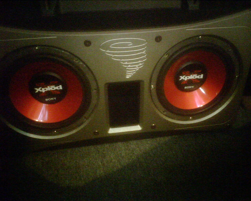 2 10 inch sony XPLOD speakers and 800w amp For Sale