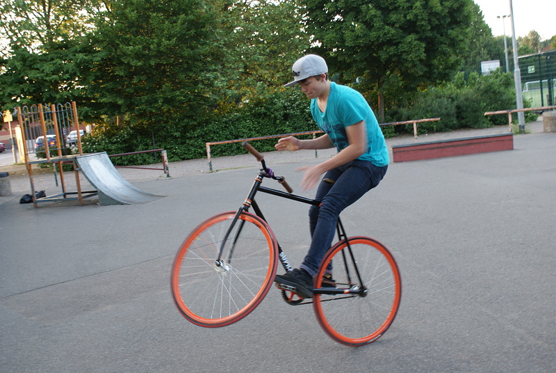 Being a fixie fag and throwing the bars!