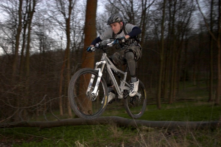 Log jump on Log jump trail in QE park Petersfield, hampshire


http://kingleyvalemountainbikers.ning.com/