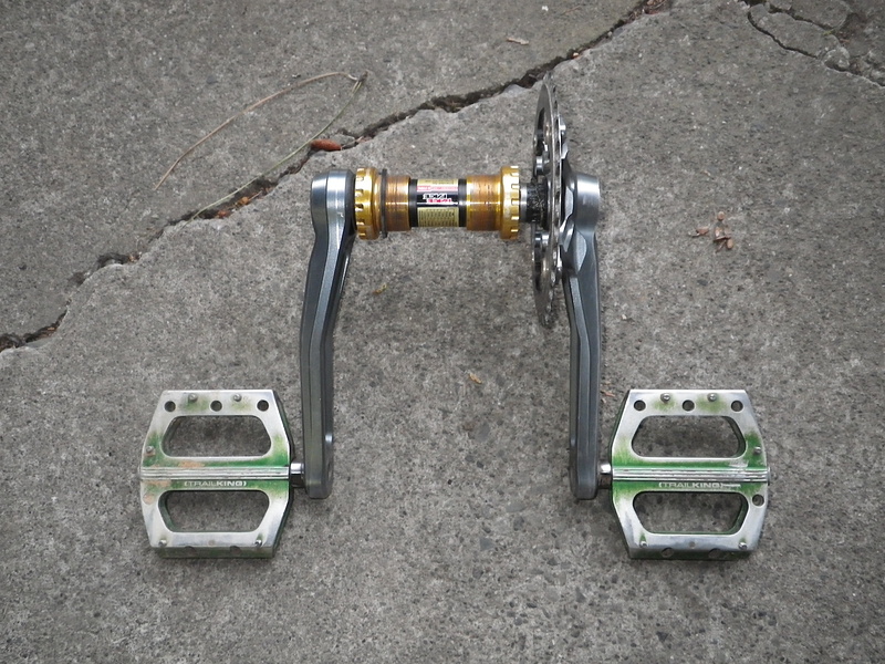 Race Face Atlus FR cranks with 36T ring and BB.
Atomlab Trailking pedals included!