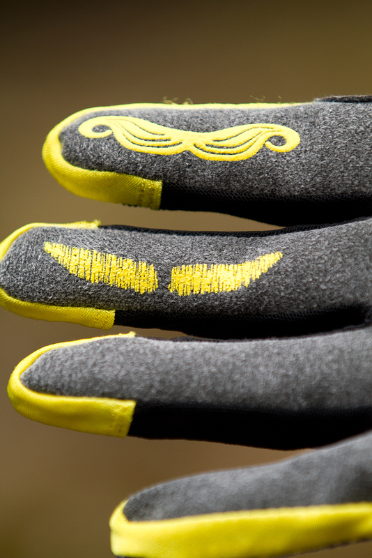 Sombrio Jackal Glove - finger detail