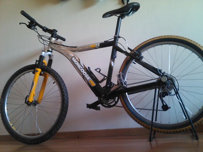 Old XC bike handed down from dad a few years back. deore + XT mix.  Gonna go singlespeed soon!