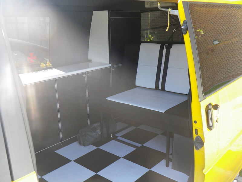 new 3/4 rock and roll bed from Autobedsuk.com.
looks awesome and is now the final major stage of the internal conversion to the transporter.
Now it's time for the cosmetic approach.