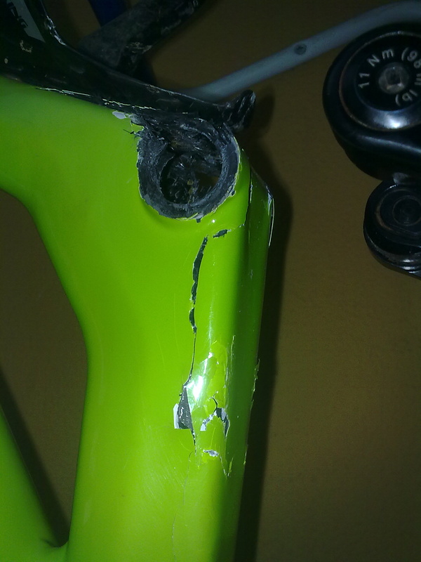 With a jump of only 1.5 m Cannondale Moto Carbon broke. I am very disappointed with the Cannondale does not want to accept my assurance due, because they say the store where I bought it was not an authorized delear. Still do not believe that a great brand like Cannondale does not care about their customers. I'm very sad about this situation