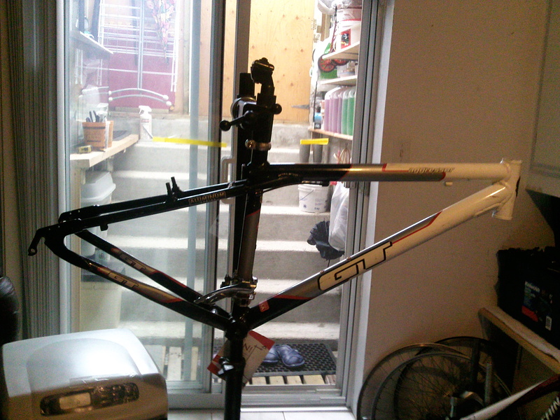 gt aggressor bottom bracket size