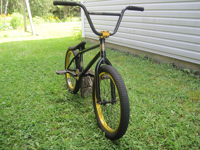 my new bmx, fit str1. new fit down low stem, animal sprocky bablboa sprocket, shadow conspricy interlock halflink chain, and eclat seat and post combo.