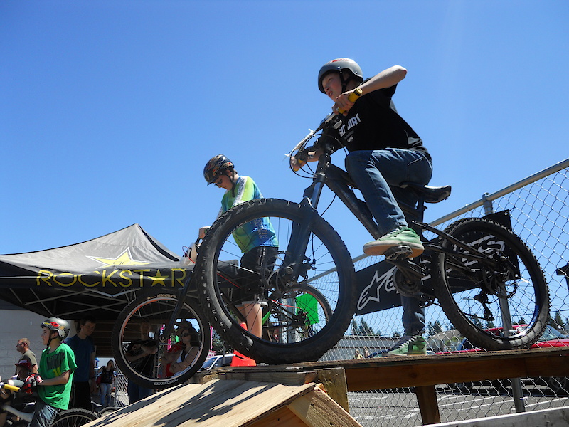 Momentun Bike - Sandy Mt. Festival Dual Stunt Race