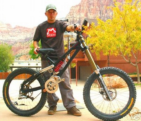 bike de downhill com suspensão MEGA MONSTER  de 300mm.
