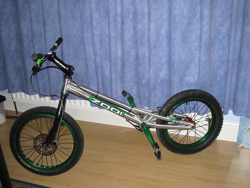 zoo lynx with new wheels. back wheel will recive a nice harsh grind when the weather is better and i can do it :)