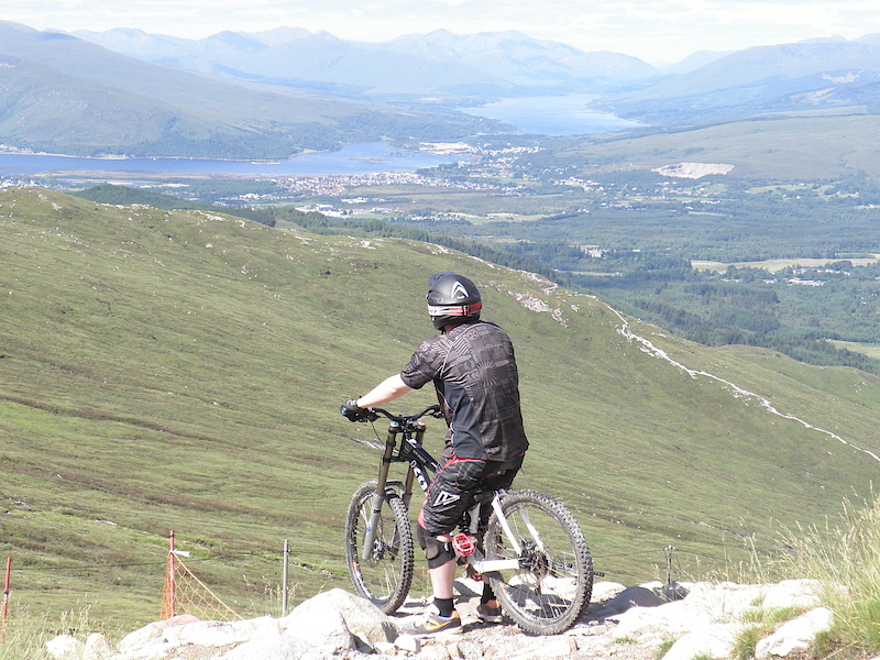 Some scenic shots from the downhill track. Lots more pictures and video's on the way, currently being edited.
(Fort william - Fort bill)
