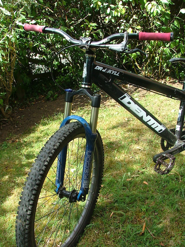 Finally fitted new forks Recon SL in blue, got these at a a bargain price and they ride so so well, new single speed tensioner i blagged for next to nothing, finally finished it for Rory, just need to weigh it