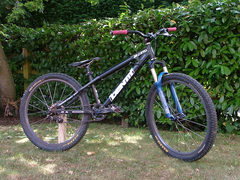 Finally fitted new forks Recon SL in blue, got these at a a bargain price and they ride so so well, new single speed tensioner i blagged for next to nothing, finally finished it for Rory, just need to weigh it