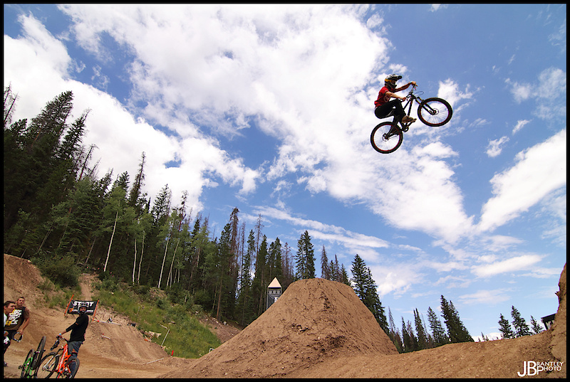 Wyper hitting the hip on the top of the course.