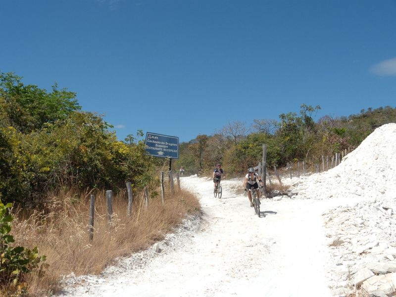 Trilha saindo de Cocalzinho, passando pela cidade de pedra e chegando na cachoeira das Araras, próximo a Pirenópolis.