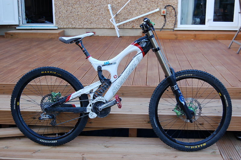 v10 downhill bike