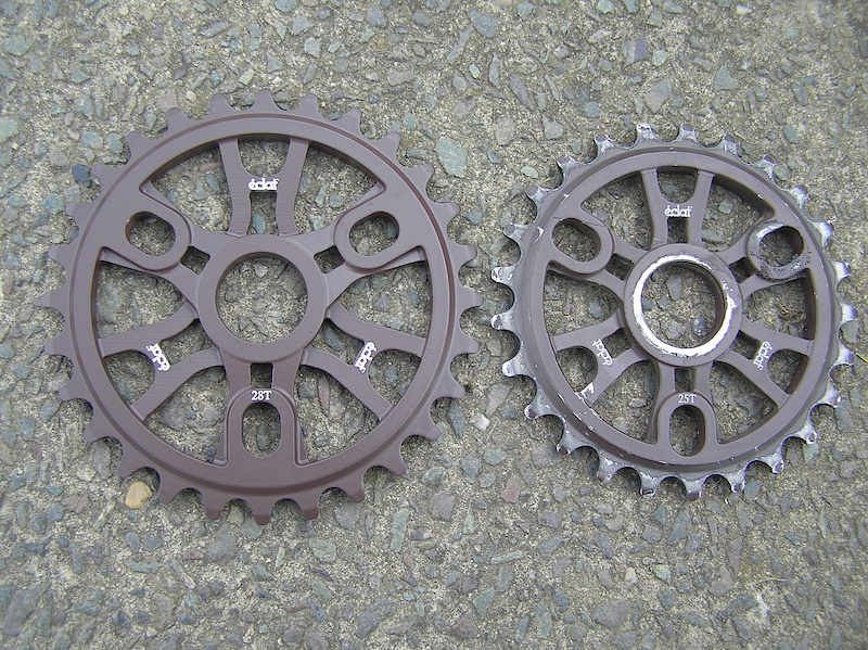My new éclat 28t sprocket next to the old 25t one.