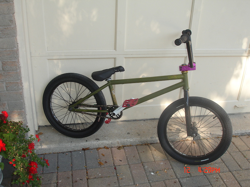 traded for a 20.666 Mutiny Loosefer, got a 2.1 WTP Feelin front, and a 25t Federal sprocket. and i taped my seat so it wont fall apart. i do realize the colours look like shit, but u'm trying to get rid of the stem.