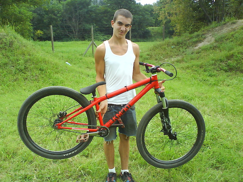The proud owner with his new frame. (BLKMRKT riot 21,5" )
