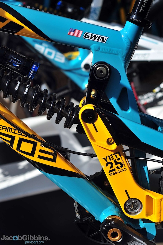 These colors bring back some memories! As soon as I see the yellow and turquoise I think of a certain cowboy killing it with drop bars on his mountain bike, Mammoth speed runs with massive rings, a dead piranha, and a whole load of racing history. I want one!